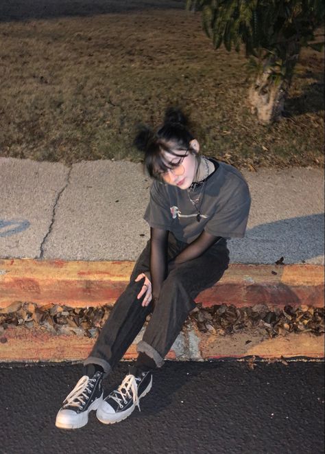 Poses For Pictures Instagram Alt, Alt Tomboy Outfits, 90s Alt Outfits, Grunge Hair Styling, Alt Astetics, Punk Alt Outfits, Cool Alt Outfits, Alt Photo Ideas, Grunge Women Outfits