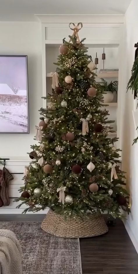 Brown Tones Christmas Tree, Now Christmas Trees, Christmas Tress Aesthetic, Brown Tree Aesthetic, Neutrals Christmas Tree Decorations, Brown Tree Christmas, Beige Brown Christmas Tree, White Gold And Brown Christmas Tree, Christmas Tree With Neutral Colors