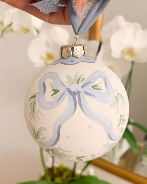 Toile Ornaments, Custom Painted Ornaments, Ornament Aesthetic, Ornament Decoration Ideas, How To Hand Paint Ornaments, Ordiment Ideas Painting, Bow Christmas Ornaments, Christmas Ornament Aesthetic, Clear Ornament Painting Ideas