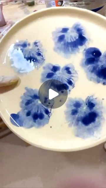 Plate Glazing Ideas, Paint Your Own Pottery Ideas Mug, Ceramic Plate Painting, Painting Pottery Plates, Ceramic Plates Designs, Ceramics Videos, Ceramic Plates Art, Plate Painting, Slab Ceramics