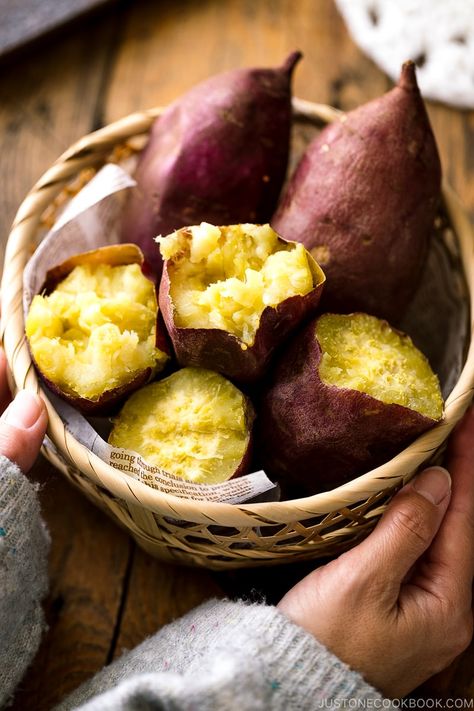 With this foolproof recipe, you can make Baked Japanese Sweet Potatoes (Yaki Imo) that are perfectly tender, fluffy, and sweet! #yakiimo #japanesesweet potato #satsumaimo | Easy Japanese Recipes at JustOneCookbook.com Japanese Sweet Potatoes, Sweet Potato Wrap, Desserts Japonais, Japanese Potato, Steamed Sweet Potato, Japanese Sweet Potato, Sweet Potato Skins, Easy Japanese Recipes, Natural Snacks