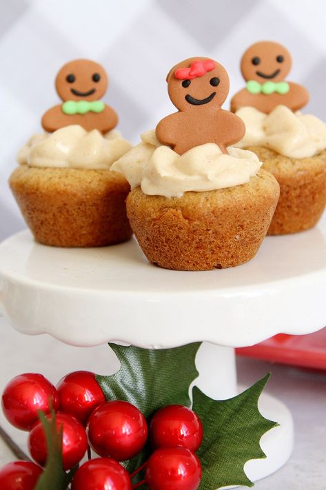 These festive gingerbread cheesecake cookie cups are the ultimate holiday dessert! Perfect for the kiddos and a crowd pleaser. Individual Dessert Cups, Cupcakes With Cream Cheese Filling, Cheesecake Cookie Cups, Gingerbread Cookie Cups, Gingerbread Pumpkin, Easy Gingerbread Cookies, Cheesecake Cookie, Gingerbread Cheesecake, Mini Cupcake Pan