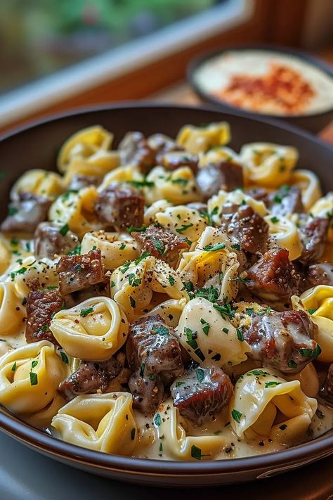 Discover the joy of making Cheesesteak Tortellini to create a perfect blend of tender tortellini, beef steak, and a rich provolone sauce. Pan Dishes, Tortellini Recipes, Weekday Meals, Pasta Dinner Recipes, Beef Dinner, Provolone, Beef Dishes, Tortellini, Marinara