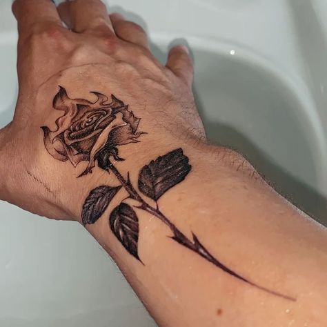 Brennende Rose Back Of Hand Tattoos, Rose Vine Tattoos, Herren Hand Tattoos, Rose Tattoo On Arm, Around Arm Tattoo, Rose Hand Tattoo, Simple Tattoos For Guys, Roman Numeral Tattoos, Rose Tattoos For Men