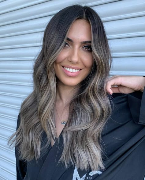 Baylage Hair, Rambut Brunette, Black Hair Balayage, Dark Brunette Hair, Brown Hair Looks, Brown Hair Inspo, Brunette Hair With Highlights, Balayage Hair Dark, Dark Hair With Highlights