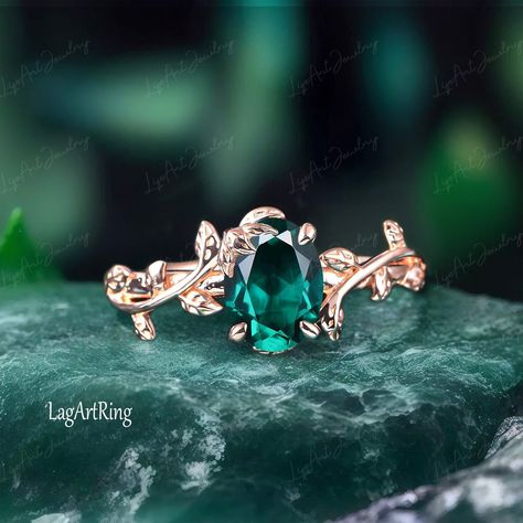 Ring Leaf Design, Emerald Ring Design, Green Wedding Rings, Gold Service, Green Engagement Rings, Engagement Ring Leaf, Vintage Emerald Engagement Ring, Green Diamond Rings, Pretty Engagement Rings