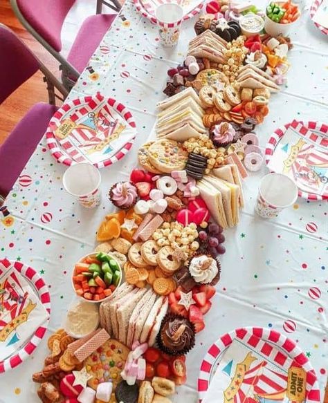 2 Year Birthday Party Food, 3rd Birthday Food, 3 Year Birthday Party Food, Kids Party Platters Ideas, Food Ideas For 2nd Birthday Party, 5 Year Birthday Party Food, First Birthday Platter, Lots Of Food On Table, Party Lunch Boxes Birthday