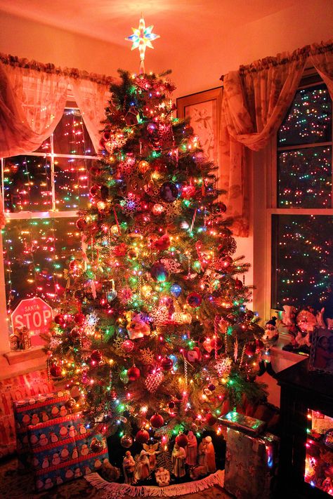 Christmas Decor Ideas 2000s, Christmas Tree 2000s, Christmas Tree Ideas Nostalgic, Christmas Decor Ideas 90s, Warm Colorful Christmas Lights, Christmas Trees Colorful, 2000s Christmas Aesthetic Decor, Christmas Aesthetic 90s, Nostalgic Christmas Tree Decorating Ideas