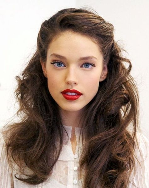 Elegant Retro Hairstyles for Women - Vintage Hairstyles Vintage Wedding Hair, Simple Wedding Hairstyles, Best Wedding Hairstyles, Holiday Hairstyles, Zac Efron, Half Up Half Down Hair, Retro Hairstyles, Red Lipstick, Margot Robbie