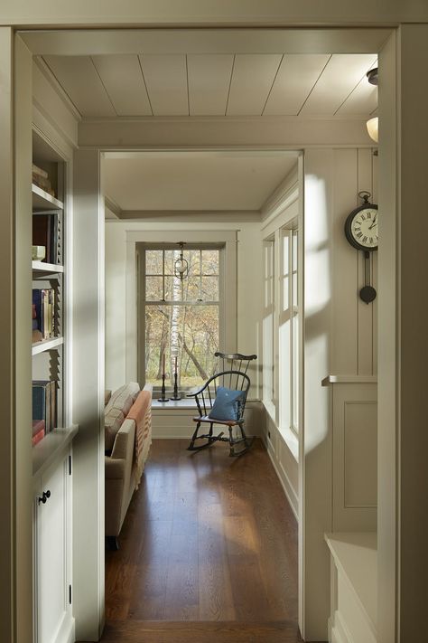 Colonial Home Interior, Room Decor Bedroom Ideas, New England Interior, Colonial House Interior, Pastel Desk, New England House, New England Cottage, Fall Decor Home, New England Colonial