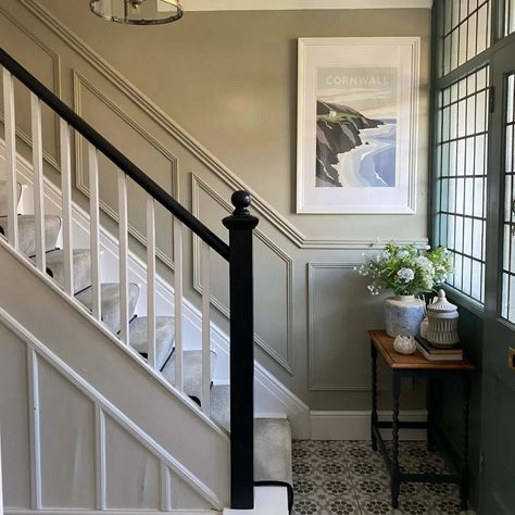 Make your hallway a beautiful, functional space to welcome loved ones into your home. With specific stairs panelling kits to innovative, custom-made storage solutions. 1930s Hallway Panelling, Tall Hallway Panelling, Hallway Ideas Dado Rail, Wood Paneling Stairs, Bannister Painting Ideas, Dado Rail Stairs, Painted Spindles On Stairs, Black Bannister Rail, Bannisters And Railings