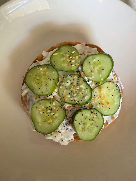 Bagel Cucumber Sandwich, Yummy Bagel Ideas, Healthy Breakfast Recipes Bagels, Cucumber Meal Ideas, Everything Bagel Breakfast Ideas, Cream Cheese And Cucumber Sandwiches, Everything Bagel Recipe Ideas, Bagel Recipe Healthy, Cream Cheese Sandwich Ideas