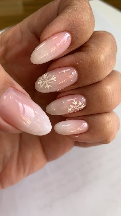 Simplistic Winter Nails, Simple Winter Manicure, Short Oval Nails Ideas Christmas, Simple Nails Holiday, Calm Christmas Nails, Cute Almond Nails Winter, Holiday Nails With Snowflake, Almond Nails Aesthetic Winter, Winter Nail Art Simple