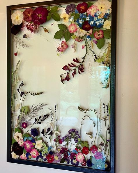 Hammered iron frame with real dried pressed flowers Dry Flowers Frame Wall Art, Resin Pressed Flowers Diy, Pressed Flower Wall Art Diy, Dry Flowers Resin, Painting With Dried Flowers, Pressed Flower Frame Diy, Pressed Flowers In A Frame, Dried Flowers In A Frame, Fairy Vanity