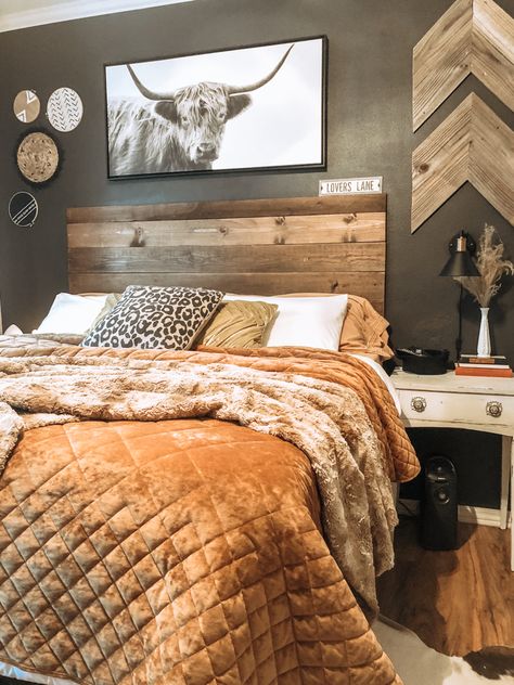 Boho Bedroom. Boho Modern Bedroom. Black Accent Wall. Sante Fe Decor Living Rooms, Spare Room Wall Colors, Western Cabin Bedroom Ideas, Ranch Bedroom Aesthetic, Farmhouse Bedroom With Black Wall, Black Country Bedroom Ideas, Master Bedrooms Decor Modern Vintage, Black Accent In Bedroom, Black Tan And Rust Bedroom