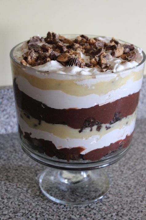 Reese's Desserts, Peanut Butter Cup Trifle, Trifles Desserts, Chocolate Peanut Butter Trifle, Peanut Butter Trifle, Bowl Desserts, Reese Cup, Desserts Nutella, Brownie Trifle