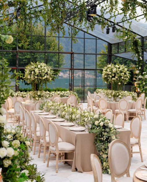 Italian Wedding Reception, Timeless Wedding Decor, Classic Wedding Reception, Elegant Wedding Themes, Luxury Weddings Reception, Como Wedding, Green Themed Wedding, Classic Wedding Decorations, Dream Wedding Decorations