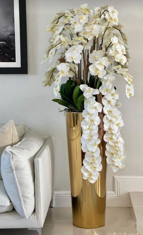 Floor Vase With Flowers, Large Flower Vase Ideas, Flowers In Home Decor, Flowers For Home Decor, Large Floor Vase Arrangements, Flower Vase Ideas For Home Living Rooms, Tall Vase Flower Arrangements For Home, Tall Floral Arrangements For Home, Tall Floor Vases Decor Living Room