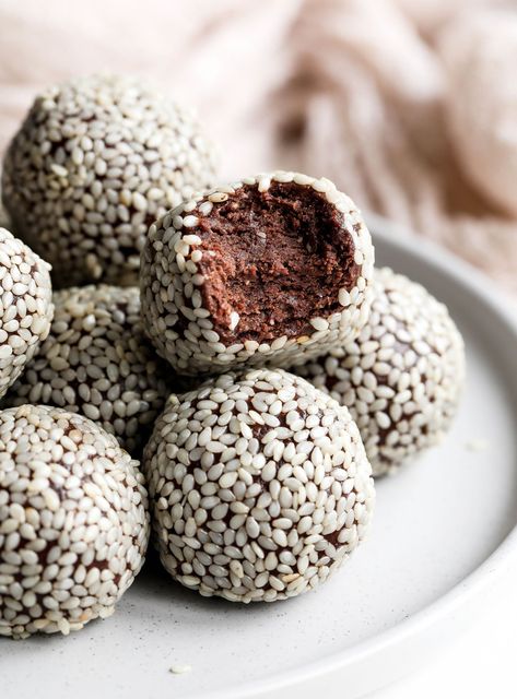 Tahini Chocolate Bliss Balls - UK Health Blog - Nadia's Healthy Kitchen Tahini Chocolate, Chocolate Tahini, Usa Food, Dessert Aux Fruits, Bliss Balls, No Bake Snacks, Protein Ball, Healthy Kitchen, Chocolate Craving