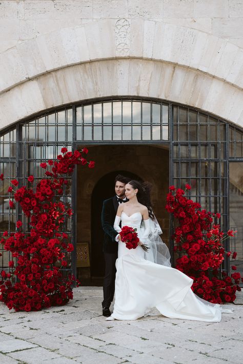 The floral arch made of red roses expresses the romantic and poetical feelings for the wedding day Classic Red Rose Wedding, All Black Wedding With Red Roses, Red Rose Wedding Altar, Red Roses Aesthetic Wedding, Red Flower Arch Wedding, Red Roses Decoration Wedding, Red Ceremony Decor, Red Roses Arch, Rose Garden Wedding Theme