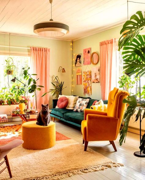 Lots Of Plants, Deco Studio, Interior Vintage, Colourful Living Room, Eclectic Living Room, Ideas Living Room, Apartment Decor Inspiration, Retro Home Decor, Apartment Inspiration