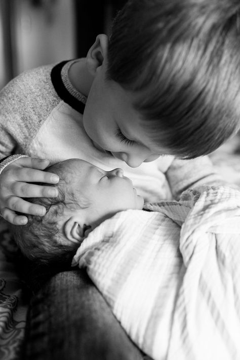 Neutral Sibling Pictures, Newborn Shoot With Parents And Sibling, Black And White Newborn Family Pictures, Newborn Family Photos Bed, Brothers Newborn Pictures, Newborn And Older Sibling Photo Ideas, Twin Newborn Lifestyle Photography At Home, Easy At Home Newborn Pictures, Newborn And Toddler Pictures