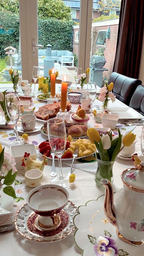 Vintage Brunch Aesthetic, Spring Lunch Aesthetic, Easter Girls Brunch, Easter Breakfast Aesthetic, Easter Dinner Set Up, Easter Lunch Aesthetic, Spring Breakfast Aesthetic, Easter Friends Party, Easter Dinner Aesthetic