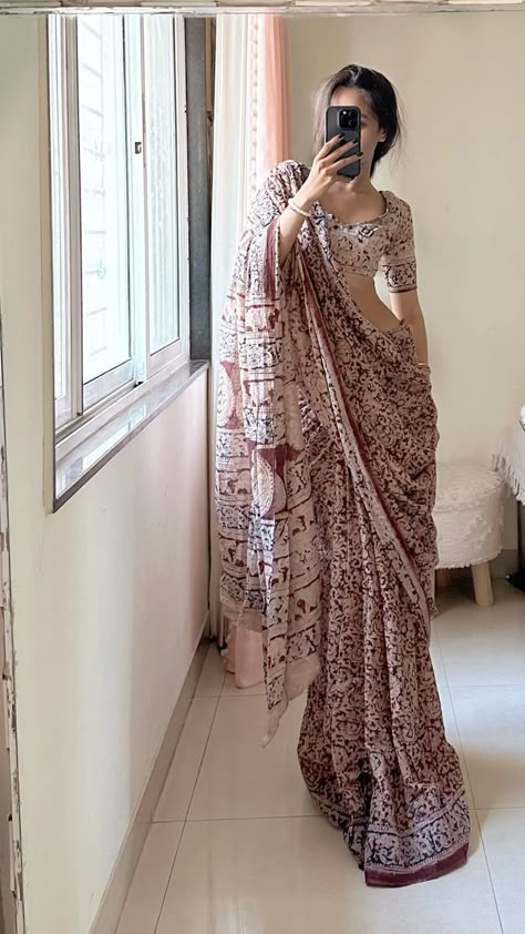 Sarres For Teens, Girl Saree Dp, Saree Poses Aesthetic, Aesthetic Saree Poses, Saree Dp, Free Size Blouse, Saree Wearing Styles, Simple Saree Designs, Desi Fits