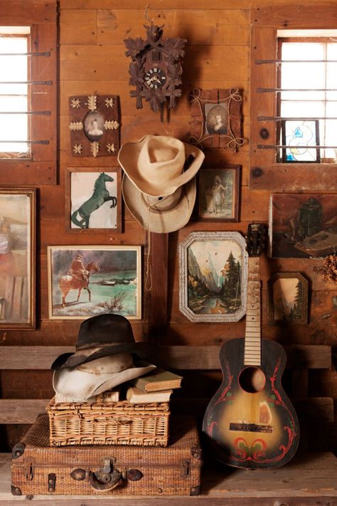 Vintage Western Decor, Decor Images, Western Rooms, Thrift Shop Finds, Western Photo, Western Bedroom, Cowboy Aesthetic, Wild West Cowboys, Decor Western