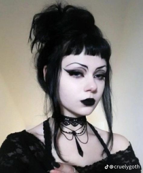 Romantic Goth Hair, Eye Makeup Goth, Trad Goth Hair, Goth Haircuts, Skidaddle Skidoodle, Sleepover Plans, Grungy Makeup, Dnd Idea, Raven Roth