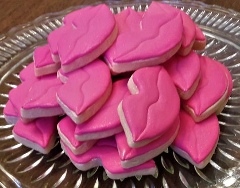 Pink lip sugar cookies. Made by Dot Cash Hot Pink Cookies, Y2k Cookies, Hot Pink Birthday, Designer Cookies, Pink Snacks, Strawberry Soda, Valentine Sugar Cookies, Homemade Sugar Cookies, Pink Cookies