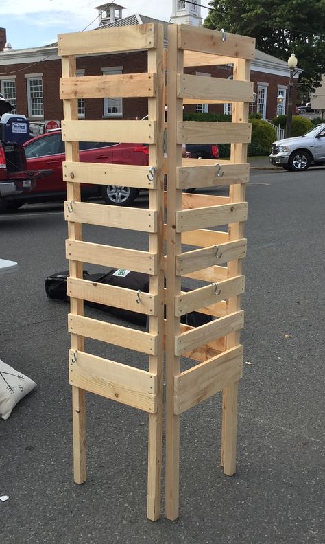 Pallet Display Shelf Diy Collapsible Display Shelves, Pallet Display Ideas Retail, Quilt Racks, Craft Stall Display, Boutique Store Displays, Craft Displays, Vendor Ideas, Pallet Display, Craft Fair Booth Display