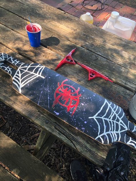 Skateboard Designs Ideas, Easy Skateboard Designs, Painted Skateboard Ideas, Skateboard Deck Ideas, Skateboard Design Paint, Skateboard Design Spiderman, Skate Bord Design Ideas, Skateboard Art Draw, Painting Skateboards Ideas