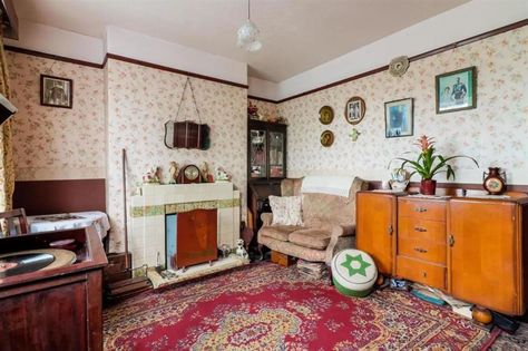 What homes looked like in the decade you were born | loveproperty.com 1940s House Interior, 1940s Living Room, 1940 House, 1940s Home Decor, 1940s Interior, Art Deco Bookcase, Blithe Spirit, 1940s Home, Home Look