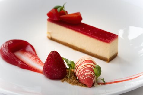 Plating Cheesecake Ideas, Cheesecake Plating Presentation, Strawberry Cheesecake Plating Ideas, Strawberry Shortcake Plated Dessert, Plated Cheesecake Fine Dining, Deconstructed Cheesecake Plating, Fine Dining Cheesecake, Fancy Cheesecake Presentation, Cheesecake Presentation Ideas