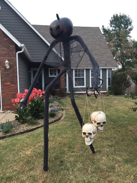 Halloween is one of my favorite holidays! I love all of the fun decorations, but the big ones can cost ridiculous amounts of money! Here’s how we made our own 8 ft yard monster for around $35! After you make the ‘skeleton’, you can customize it with any outdoor-suitable decorations you want. [h2]Supplies:[/h2]-three 10 ft PVC pipes (1 1/2” PVC conduit- we found ours in the electrical section of Home Depot. They are grey with one wider end.)[list][*]PVC connector pieces (two 3-way Ts, s… Diy Halloween Dekoration, Dekorasi Halloween, Halloween Punch, Diy Monsters, Halloween Diy Outdoor, Halloween Decor Diy, Casa Halloween, Diy Halloween Decor, Adornos Halloween