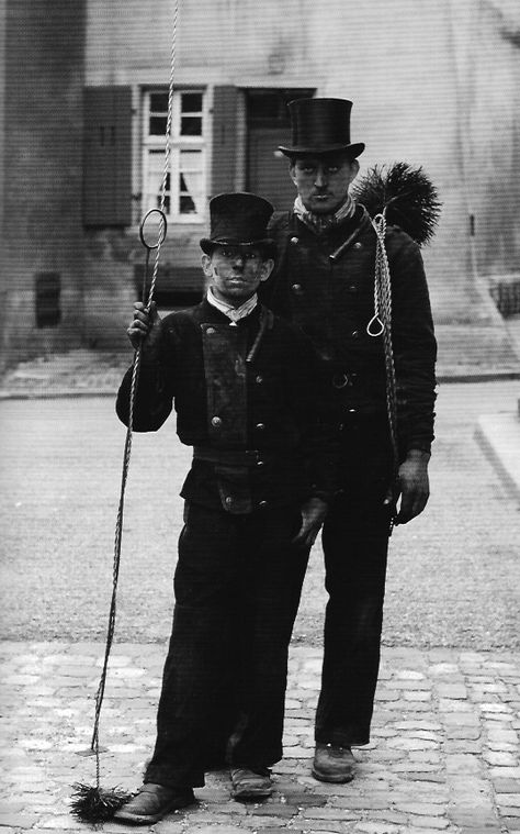 Chimney Sweeps - unknown  many children were used for this terrible job, with sometimes disastrous results Victorian Chimney, Vintage Foto's, Uk History, Chimney Sweep, Victorian London, Fotografi Vintage, London History, Historical People, Cowboy Art