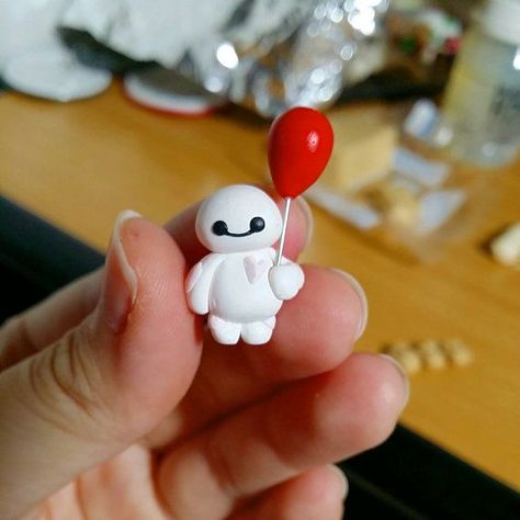 Bay Max, Polymer Clay Disney, Crea Fimo, Polymer Clay Kawaii, Polymer Clay Figures, Polymer Clay Diy, Polymer Crafts, Cute Polymer Clay, Polymer Clay Miniatures