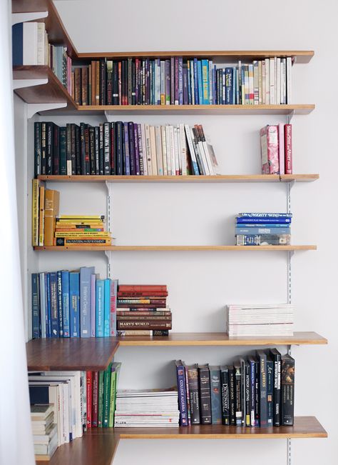 It's pretty simple to build your own shelving system. Click through for instructions and styling tips! Track Shelving, Bookshelf Corner, Corner Shelf Design, Corner Shelving, Floating Bookshelf, Long Living Room, Floating Bookshelves, Wall Mounted Bookshelves, Narrow Shelves