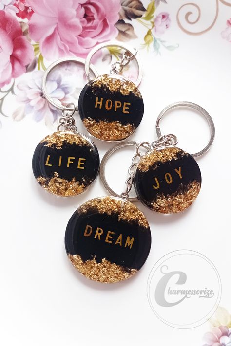 HOW TO MAKE RESIN KEYCHAINS? Aesthetic Souvenir Ideas, Resin Circle Keychain, Resin Easy Ideas, Easy Resin Keychain Ideas, Resin Art Design Ideas, Resin Art Quotes, Resin Crafts Keychain, Unique Resin Keychain Ideas, Diy Resin Projects For Beginners