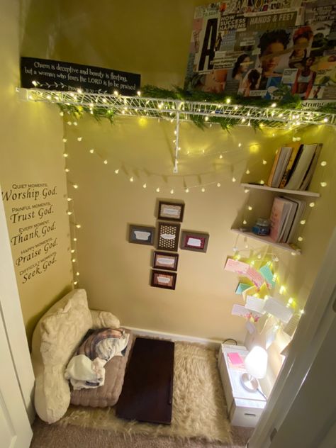 Praying Space Home, Christian Salon Decor, Alter For God, Altar Corner Ideas, Bible Area At Home, Bible Reading Nook, Bible Study Closet, Safe Space Bedroom, Bible Study Room Decor Spaces