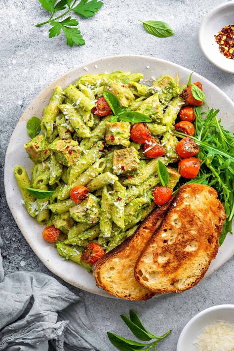 The Best Creamy Avocado Pasta Recipe | Bright, delicious and creamy pasta with avocado sauce is easy to make in just 20 minutes with or without chicken, and is delicious to serve warm or cold. Any way you enjoy it, this hearty and healthy recipe is sure to satisfy! - Cubes N Juliennes Healthy Avocado Dinner Recipes, Healthy Dinner With Avocado, Avocado Cream Sauce Pasta, Pasta Avocado Sauce, Food To Make With Avocado, Avocado Salad Recipes Easy, Avocado Dinner Recipes, Avo Pasta, Pasta With Avocado Sauce