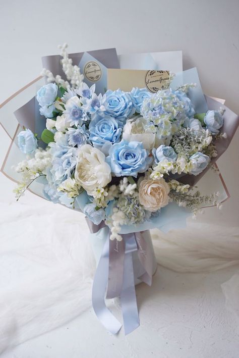 Bouquet Luxury, Blue Flower Arrangements, Blue Flowers Bouquet, Luxury Flower Bouquets, Black Color Hairstyles, Color Hairstyles, Gift Bouquet, Flower Bouquets, Silk Flower