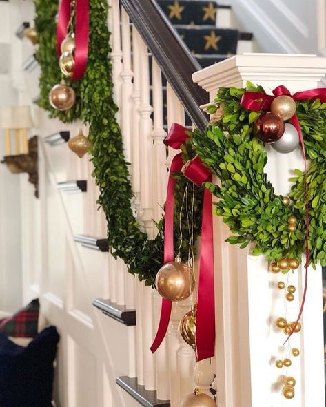 Boxwood Garland, Christmas Stairs, Christmas Staircase, Gold Christmas Decorations, Merry Little Christmas, Christmas Love, Gold Christmas, Christmas Garland, Christmas Inspiration