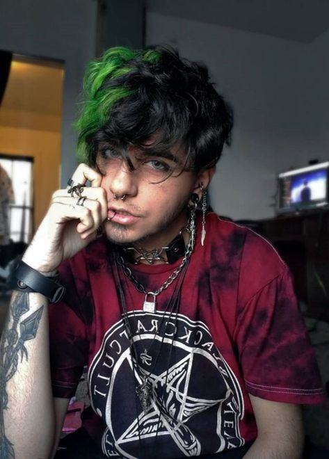 Split Dyed Hair Boy, Green And Black Hair, Green Hair Men, Black And Green Hair, Green Hair Dye, Split Dye, Alternative Boy, Dyed Hair Men, Black Hair Boy