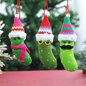 Funny Homemade Ornaments, Diy Pickle Ornament, Pickle Ornament Craft, Pickle Decorations, Christmas Clay Ornaments, Felt Food Ornaments, Ugly Christmas Ornaments, Christmas Pickle Ornament, German Christmas Decorations