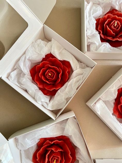 #candles #diwali #gifts Candle Making Recipes, Handmade Candles Diy, Diwali Candles, Valentine Candles, Candle Crafts Diy, Candle Making Business, Wedding Gifts Packaging, Candle Gift Box, Floral Candle