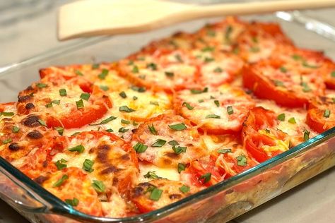 Easy Heirloom Tomato Pie Casserole Recipe With a Savory Potato Crust | Casseroles | 30Seconds Food Heirloom Tomato Pie, Tomato Pie Casserole, Italian Tomato Pie Recipe, Pie Crust Casserole, Tomatoe Pie Recipe Easy, Recipes With Frozen Tomatoes, Tomato Pudding Recipes, Tomato Main Dish Recipes, Side Dishes With Tomatoes