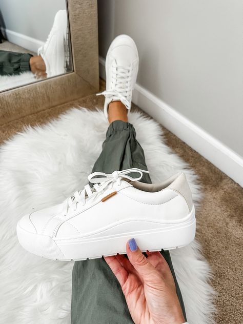 Best White Shoes, White Tennis Shoes Outfit, White Leather Tennis Shoes, All White Shoes, Sandals Ideas, White Shoes Outfit, Casual White Sneakers, Best White Sneakers, Casual Tennis Shoes