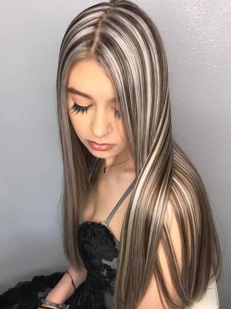 MECHAS UNIVERSALES 2022 ☆ Fotos, Ideas, Paso a Paso Cómo Hacerlas ☆ Warm Gray Hair, Hair Blonde Highlights Balayage, Blonde Highlights On Dark Hair, Hair Color Streaks, Hair Streaks, Dark Hair With Highlights, Brown Hair With Blonde Highlights, Gray Hair Highlights, Blonde Hair Looks